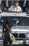 foto Twitter donna blocca l'auto del presidente iraniano - protesta in Iran 2009 (foto scattata e pubblicata dagli utenti di Twitter)
