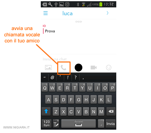 pigia sul pulsante con il simbolo del telefono per chiamare il tuo amico