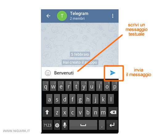 digita il messaggio di benvenuto sulla tastiera virtuale del tuo smartphone