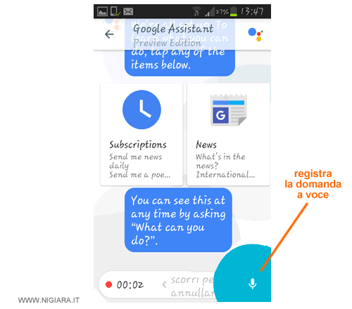parla al microfono per chiedere una domanda all'assistente