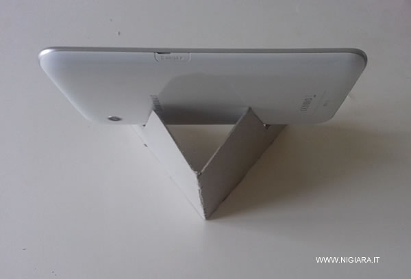 inserisci il tablet o lo smartphone nelle fessure laterali del supporto in cartone