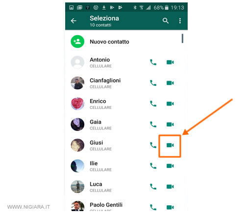 tocca sulla telecamera vicino al nome che vuoi videochiamare